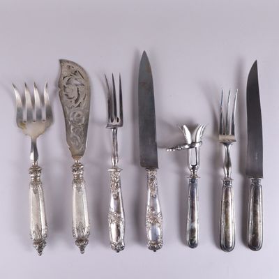 beaucoup d'argenterie sur une table avec une cuillère et un couteau