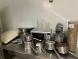 de nombreuses casseroles et poêles posées sur un plan de travail de cuisine