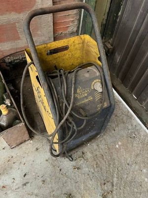 une machine jaune et noire garée sur le trottoir