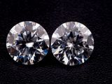 une paire de diamants ronds taille brillant sur fond noir