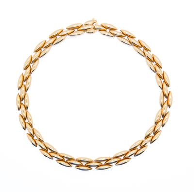 an image of a gold necklace on a white background