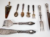 de nombreux types d'argenterie sur une table blanche