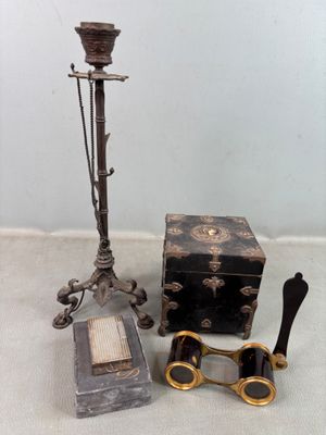 un grand nombre d'objets posés sur une table