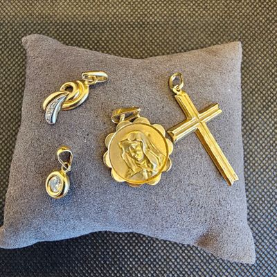 un oreiller orné d'une croix, d'une croix et d'autres motifs
