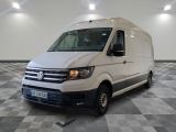 la camionnette blanche est garée dans une grande pièce au sol en damier