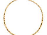 un collier en or sur fond blanc