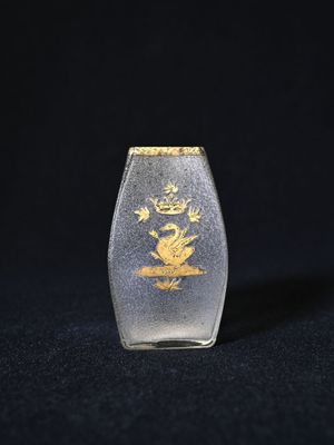 Vase à cotes pincées en verre à décor en dorure d'un volatil…