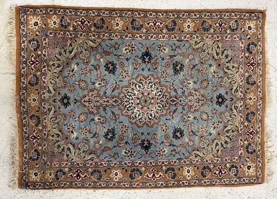 un tapis bleu et marron orné d'un motif en médaillon