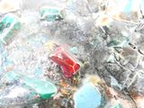 une voiture rouge qui se trouve au milieu d'un tas de verre brisé