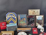 plusieurs objets posés ensemble sur une table