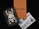 Cahiers et autocollants Louis Vuitton sur fond noir