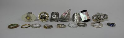 17 Bagues fantaisie en métal argenté et doré.