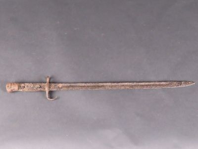Baïonnette (état de fouille, sans poignée) (L. total : 55 cm…