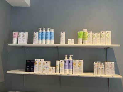 de nombreux types de produits de soins de la peau exposés dans les rayons