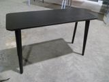 une table noire qui se trouve au milieu d'une pièce