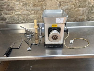 un plan de travail en acier inoxydable avec un mixeur, un couteau et d'autres ustensiles de cuisine
