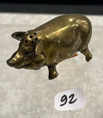 une figurine de cochon en or exposée dans une vitrine
