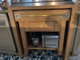 un micro-ondes et un grille-pain posés sur une petite table