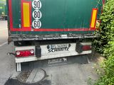 un camion garé sur le côté de la route