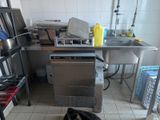 une photo d'une cuisine très encombrée