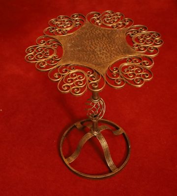 une table en laiton ancien ornée d'un motif floral