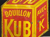 une boîte rouge et jaune sur laquelle est inscrit le mot « kubk »