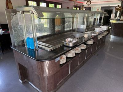 un buffet avec de nombreux assiettes et bols posés sur le comptoir