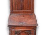 une vieille armoire en bois surmontée d'une croix