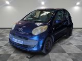une petite voiture bleue garée dans une pièce