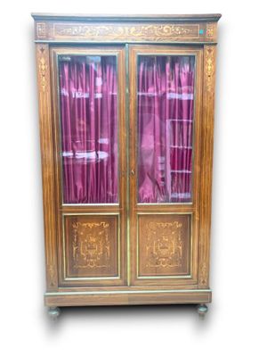 une photo d'une armoire en bois à deux portes avec un rideau rose