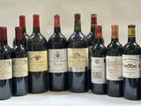 plusieurs bouteilles de vin sont alignées sur une surface blanche