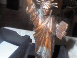 une statue de la Liberté tenant une torche à la main