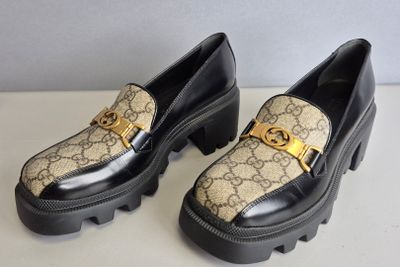 GUCCI Paire de mocassins en toile enduite GG Suprême et veau…
