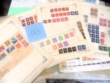beaucoup de timbres posés sur une table sur laquelle est collé un autocollant bleu