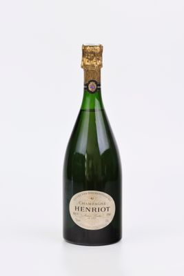 la bouteille de champagne est posée sur une surface blanche
