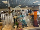 de nombreux vases en verre posés sur une table dans un magasin