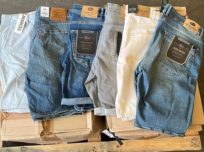 plusieurs paires de jeans pour homme empilées les unes sur les autres