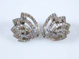 paire de boucles d'oreilles en diamant sur fond blanc