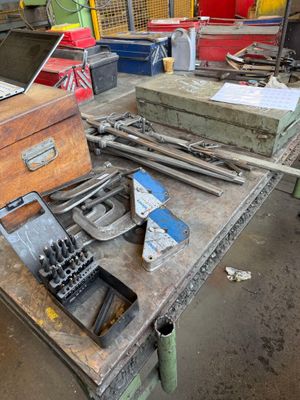 Lot d'un établi de soudage + étau    6,00 m/ 1,54 m