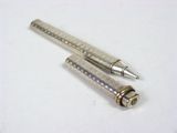 un stylo en argent et un stylo en argent posés sur une surface blanche