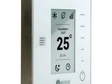 un thermostat numérique sur fond blanc