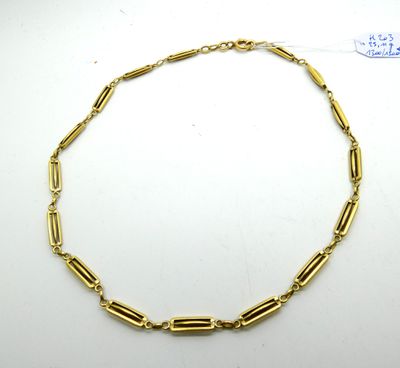 a gold necklace with a link and a clasp