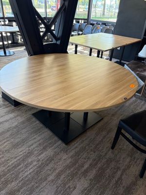 des tables et des chaises dans une salle de réunion avec vue sur la ville
