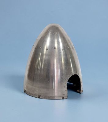 un casque argenté percé d'un trou sur un fond bleu