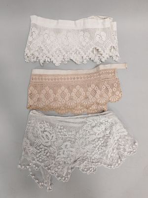trois paires de culottes ornées de dentelle sur fond gris
