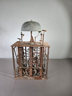 une petite cage métallique contenant une horloge