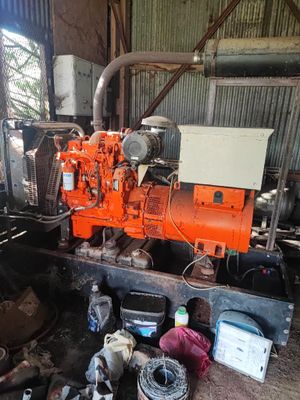 une grande machine orange installée au milieu d'un bâtiment