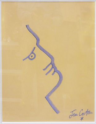 un tableau représentant le visage d'une femme, dans un cadre jaune