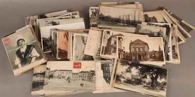 plusieurs vieilles photographies en noir et blanc de personnes et de bâtiments sur une table