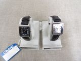 deux montres exposées sur la table